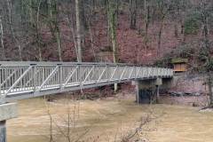 Radwegbrücke aus Aluminium über die Prüm.