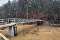 Radwegbrücke aus Aluminium über die Prüm.