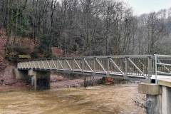 Radwegbrücke aus Aluminium über die Prüm.